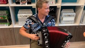 ПРИШЕЛ, ПОИГРАЛ, КУПИЛ || Гармонист из Питера