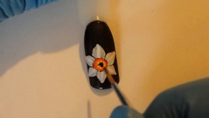 Нарцисс. Цветы на ногтях. Матовый дизайн ногтей