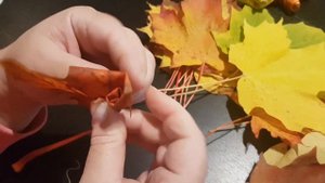 Букет из осенних кленовых листьев, розы из листьев клёна, мастер-класс