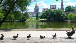 Прогулки по Москве. Парк Новодевичьи пруды и скульптурная композиция _Дайте дорогу утятам_