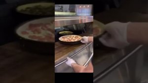 Как делают пиццу "Чикаго"? Уличная еда Америки. На ночь не смотреть!