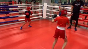 Бокс. Бой между мальчиком и девочкой. Boxing. Fight between boy and girl 8 years old
