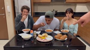 Эквадорцы пробуют нашу еду | Иностранцы пробуют борщ  | Украинский борщ, сало, пампушки