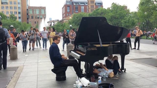 Amazing NYC street piano performer смотреть онлайн