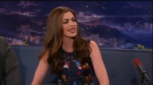 Энн Хэтэуэй читает рэп  Anne Hathaway   Rap 'Paparazzi'