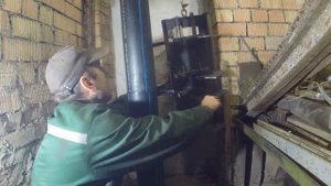 Бурение скважины в гараже и обсадка ПНД трубой. Часть2.