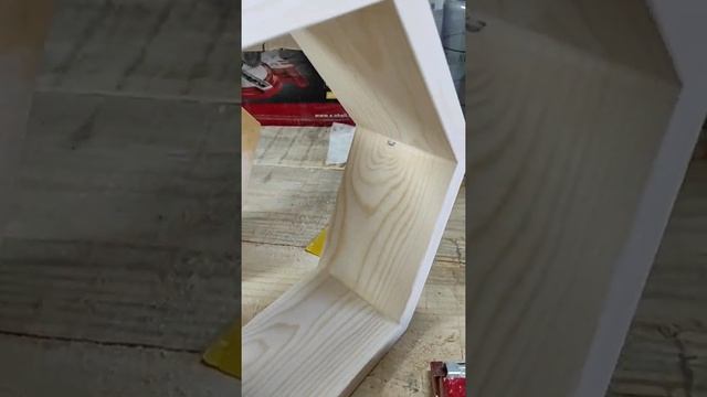 Полки соты со мхом