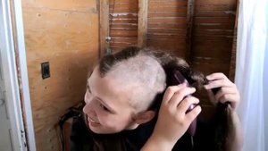 женщина бреет голову