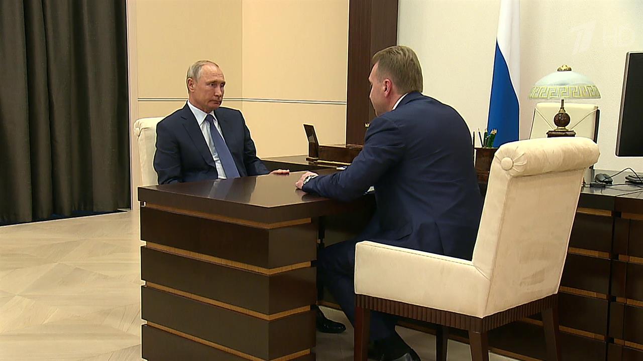 Владимир Путин провел рабочую встречу с председателем Внешэкономбанка Игорем Шуваловым