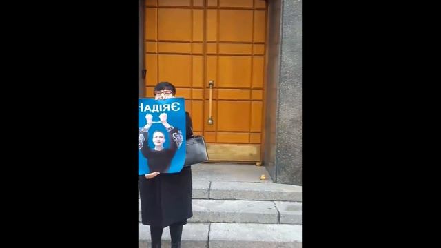 Сотрудники СБУ в Киеве попытались сорвать пикет в поддержку Надежды Савченко