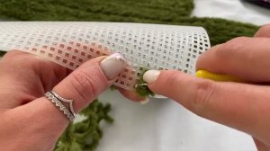Сумка на канве из меховой пряжи. Как обвязать канву часть 1.