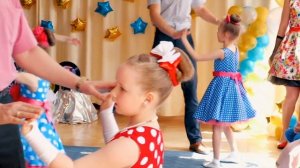 Трогательный танец пап с дочерьми на выпускном в детском саду.