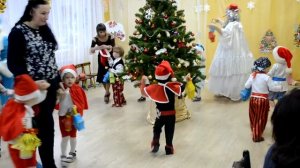 Танец мальчиков с фонариками