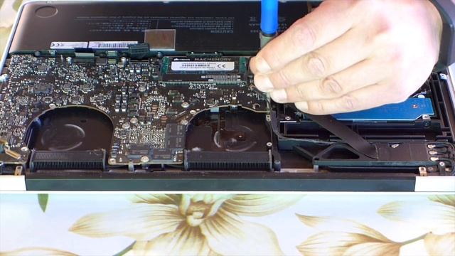 MacBookPro 2011года - замена HDD на SSD смотреть онлайн