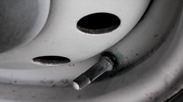 Замена ниппеля ,вентиля на бескамерных дисках не снимая колеса, своими руками . смотреть онлайн