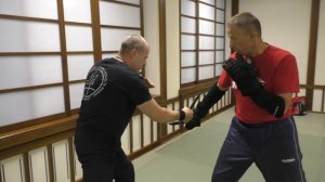 Илья Карташов-  работа нож на нож в защите на дальних дистанциях.