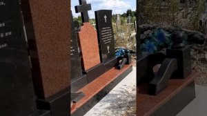 Гранитный памятник двойной с крестом на могилу комбинированный