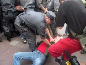 Полицейский получил ногой в челюсть