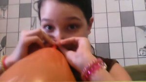 Надуваю шар носом