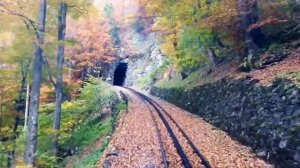 Город Бриенц, путешествие на туристическом поезде в Альпах, вид из кабины машиниста.