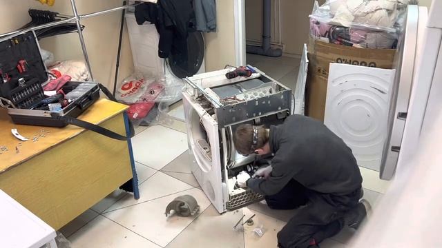 Сушильная машина Bosch, замена ремня, ролика. Чистка. смотреть онлайн