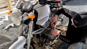 How to access to CLUTCH SLAVE CYLINDER - Clutch hydraulic lines PART 1 - BMW Motorrad R1150R