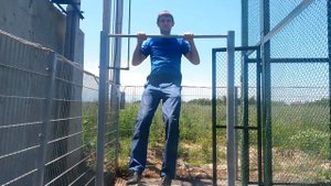Cиловой медленный выход на 2 руки на турнике
