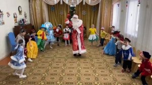 Выход Деда Мороза. Новогодний утренник в комбинированной группе (6-8)
