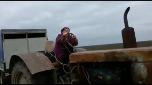 Бабка за рулем трактора
