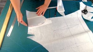 Как сшить блузу открытым плечом и ассиметричным низом. Моделирование и раскрой.mp4