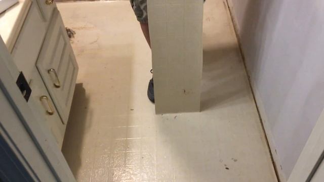 How To Remove Sheet Vinyl or Linoleum Flooring-SIMPLE & EASY!! смотреть онлайн