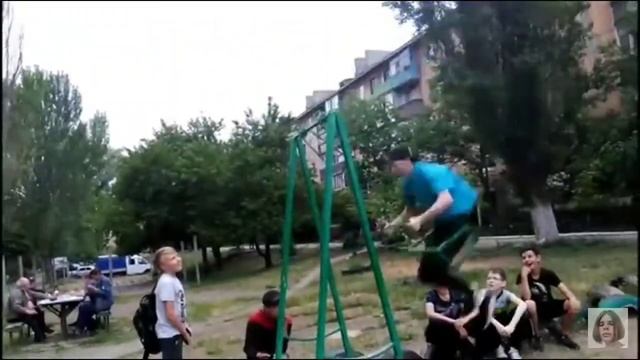 школьники разозлили деда делают солнышко на качели!!! смотреть онлайн