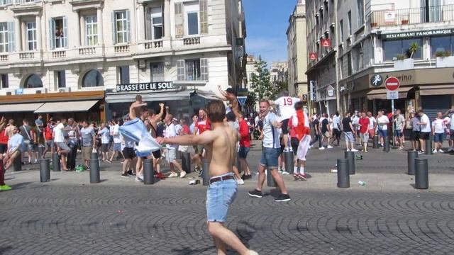 Английские фанаты дают жару в Марселе смотреть онлайн