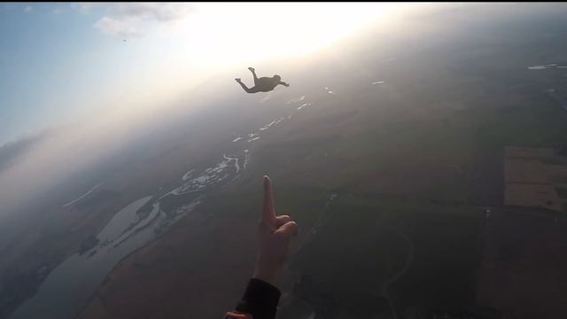 Skydive: Primul si ultimul salt cu parasuta de la 4000m смотреть онлайн