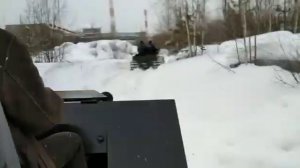 Колесный и гусеничный вездеход по глубокому снегу.