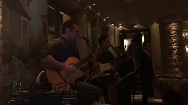Афины - греческая живая музыка в ресторане в Афинах