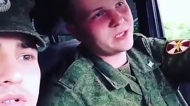 Солдат имитирует рёв моторов иномарок 