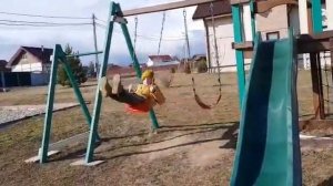 Прыгают с  качель в замедленой съёмке