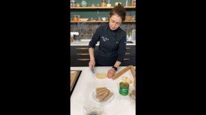 Школьные рецепты: омлет и сосиски в тесте