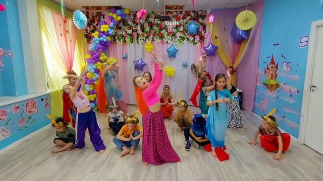 Индийские танцы от Академиков и их педагогов смотреть онлайн