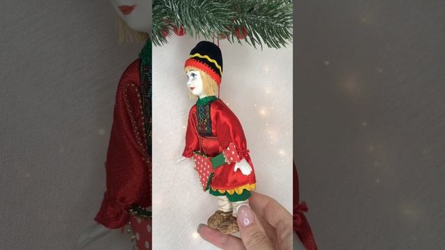 Арт. ТФ98  Новогодняя игрушка из фарфора и текстиля «Филиппок с балалайкой»