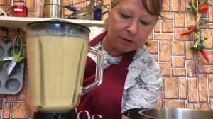 Грибной крем-суп в настольном блендере.