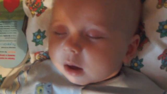 Малышу 3 месяца снится страшный сон. смотреть онлайн