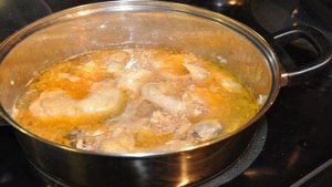 Отварная курица в сметанном соусе