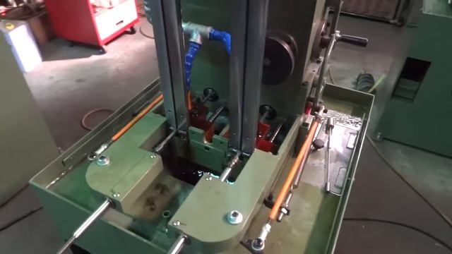 Резьбонарезной автомат серии Т-11 c двумя механическими шпинделями и изогнутым метчиком. смотреть онлайн