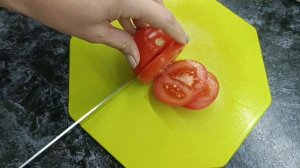 салат ,,ПЕТУШОК,, с куриной грудкой,сыром и помидорами.