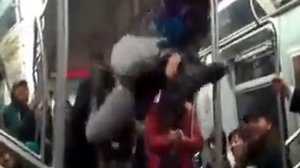 Девушка показывает классные трюки на поручне в метро