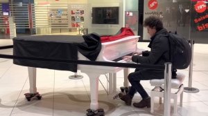 Piano Flashmob in closed shopping Wien Mitte – The Mall