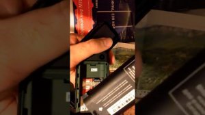 Снимаем крышку телефона DEXP Larus F1, вынимаем аккумулятор и вставляем сим-карту.