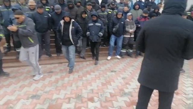 РАБОЧИЕ И БЕЗРАБОТНЫЕ ЖАНАОЗЕНА НЕ СОБИРАЮТСЯ ОТСТУПАТЬ И ПРОТЕСТУЮТ У АКИМАТА И ОЗЕНМУНАЙГАЗА!